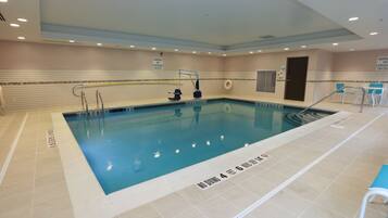 Innenpool, geöffnet von 07:00 Uhr bis 22:00 Uhr, Liegestühle