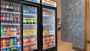 Ein 7-Eleven-Convenience-Store mit Kühlregalen für Getränke und Snacks.