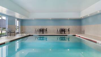 Piscina coperta, con ingresso dalle 09:00 alle 23:00, lettini