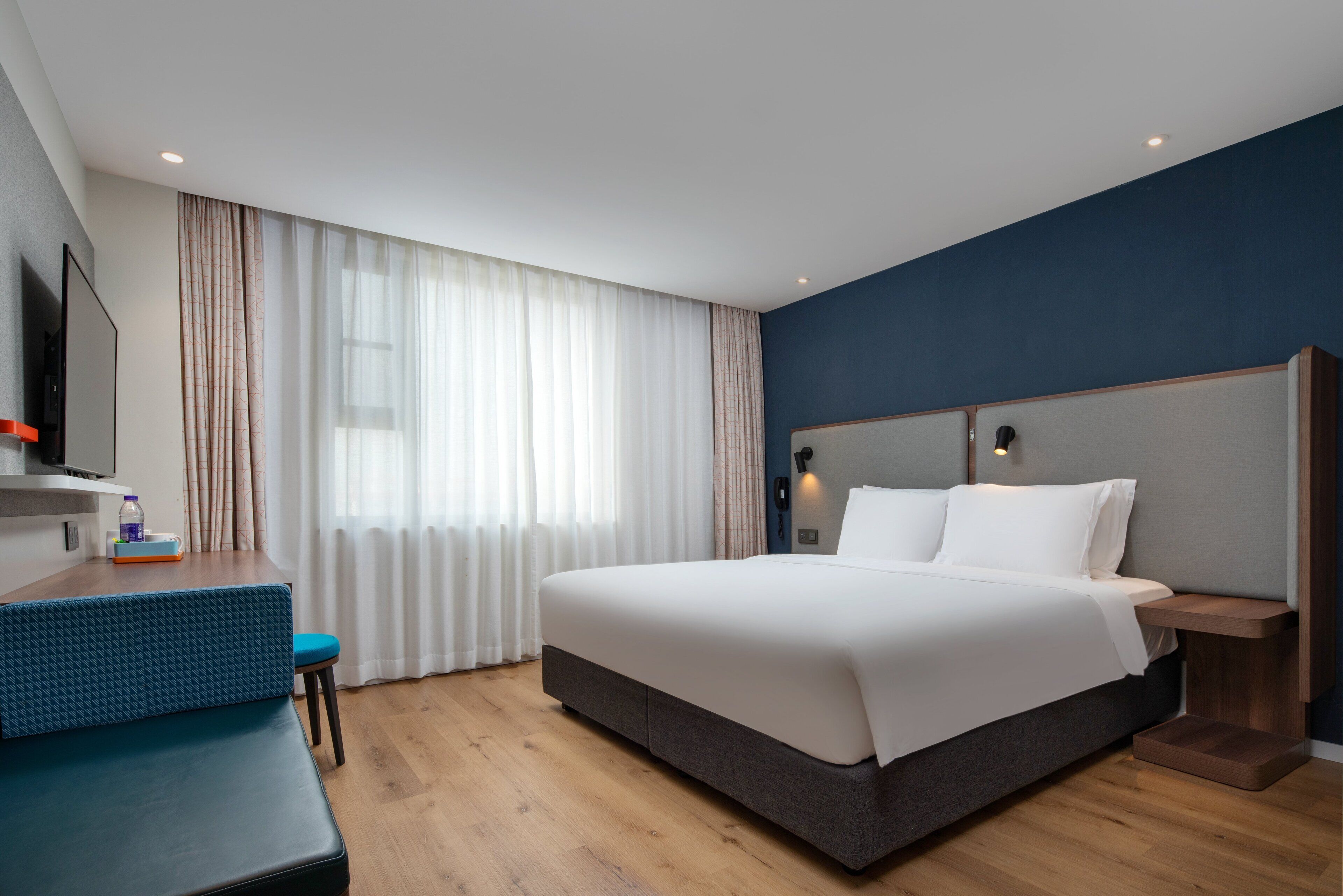 Minibar, caja de seguridad en la habitación y escritorio 