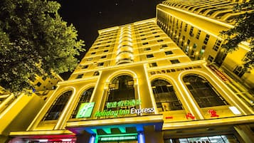 A multi-story hotel with a prominent 'Holiday Inn Express' sign.