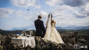 A couple standing on a rocky outcrop overlooking a mountainous landscape. - La Villa Del Colle (Monte San Giovanni Campano)
