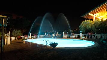 Een seizoensgebonden buitenzwembad