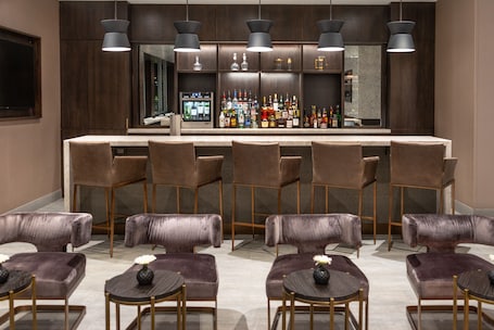 Bar (on property). Holiday Inn Boston Logan Airport - Chelsea by IHG