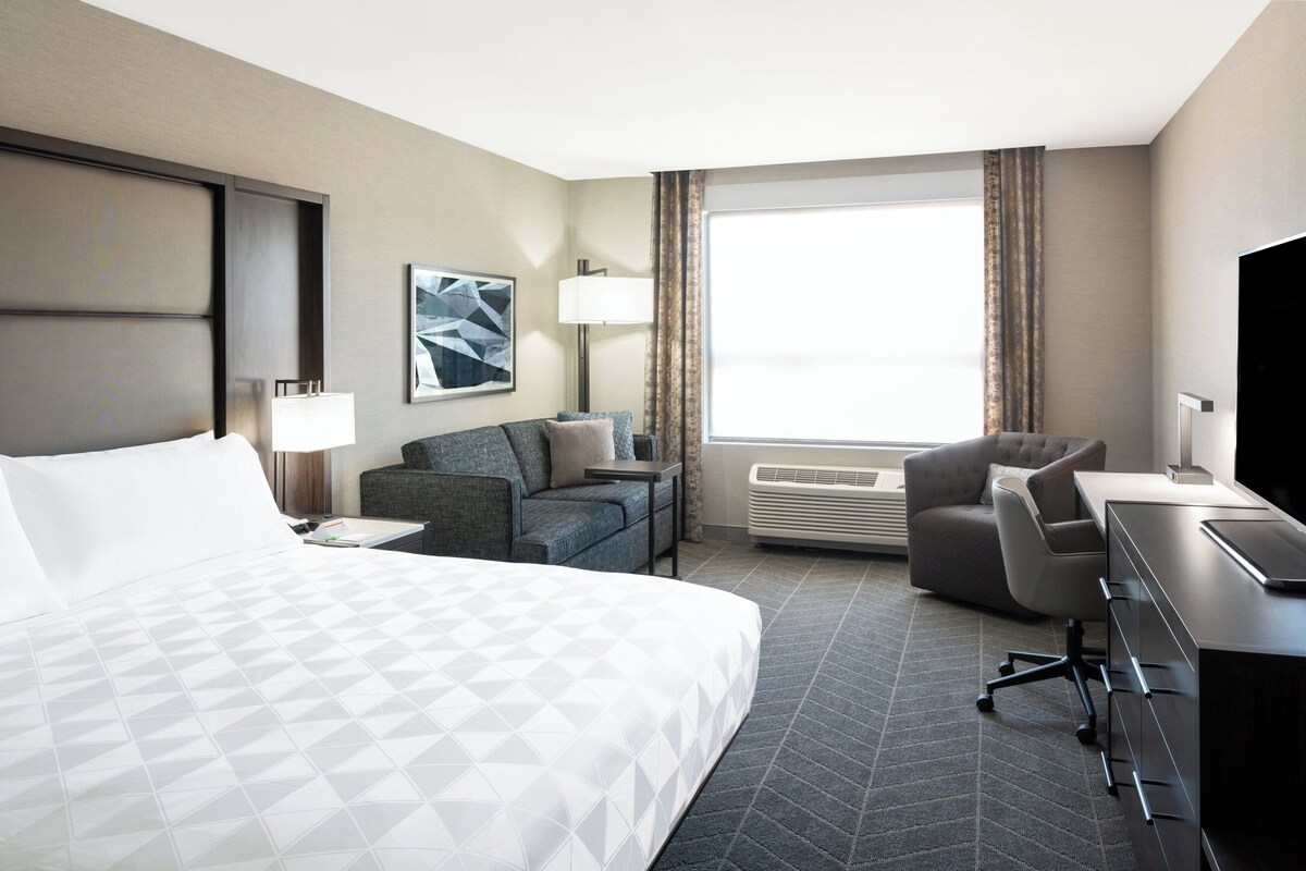 Hypo-allergenic bedding available, in-room safe, desk, blackout drapes