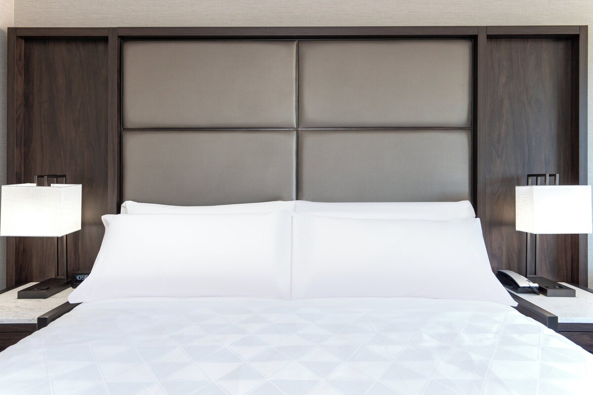 Hypo-allergenic bedding available, in-room safe, desk, blackout drapes