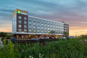 Front of property - evening/night - Holiday Inn Boston Logan Airport - Chelsea by IHG (Chelsea)