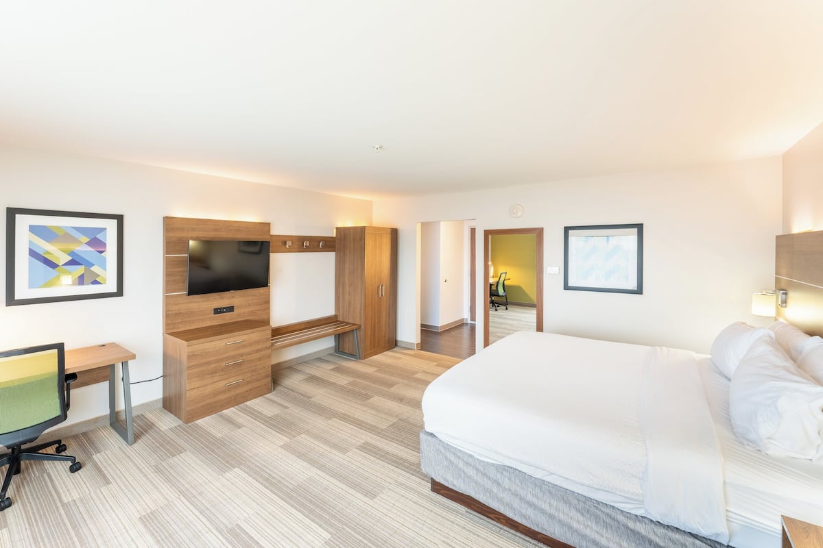 Suite, 1 King Bed (Extra Floor Space) | Hypo-allergenic bedding, in-room safe, desk, blackout drapes