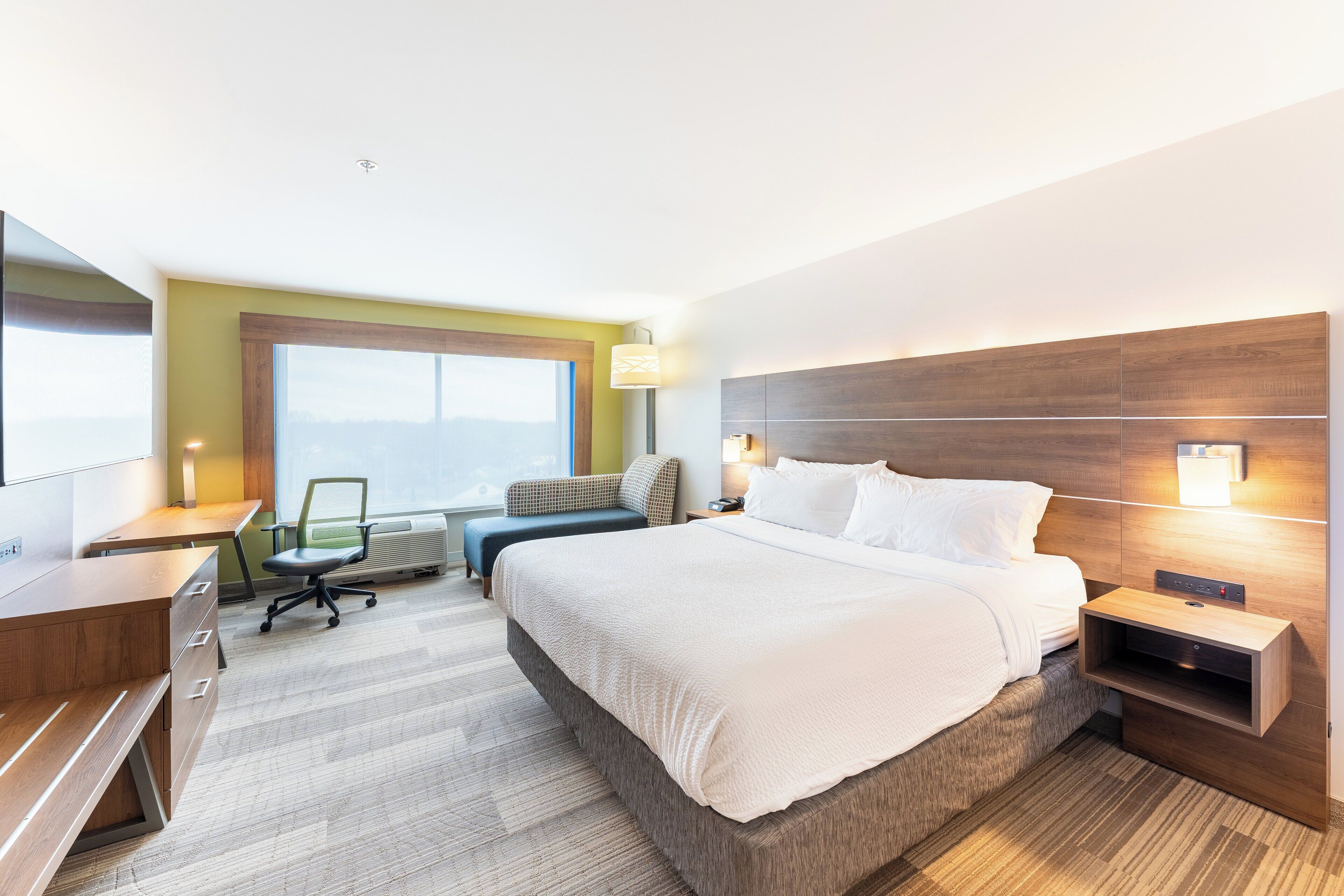 Hypo-allergenic bedding, in-room safe, desk, blackout curtains