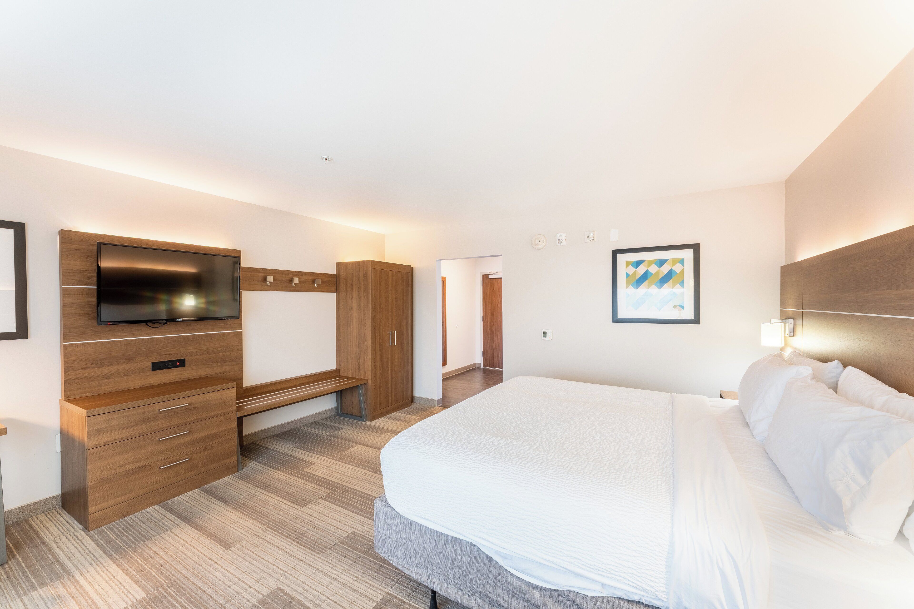 Standard Room, 1 King Bed (Roll-In Shower) | Hypo-allergenic bedding, in-room safe, desk, blackout curtains