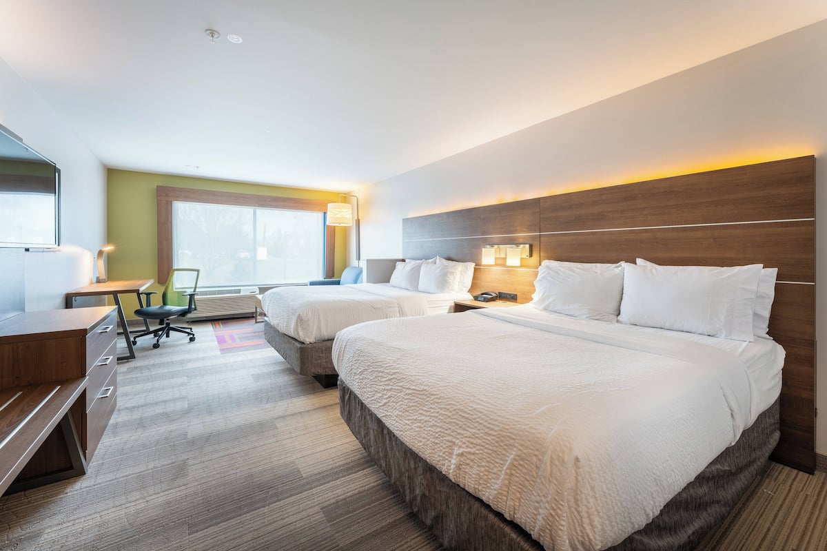 Hypo-allergenic bedding, in-room safe, desk, blackout drapes