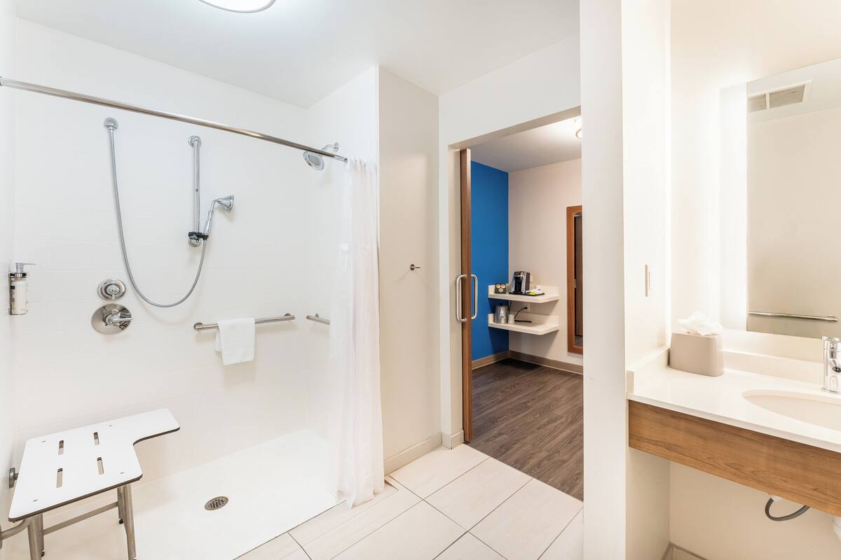 Un bagno moderno con doccia, WC e lavandino.