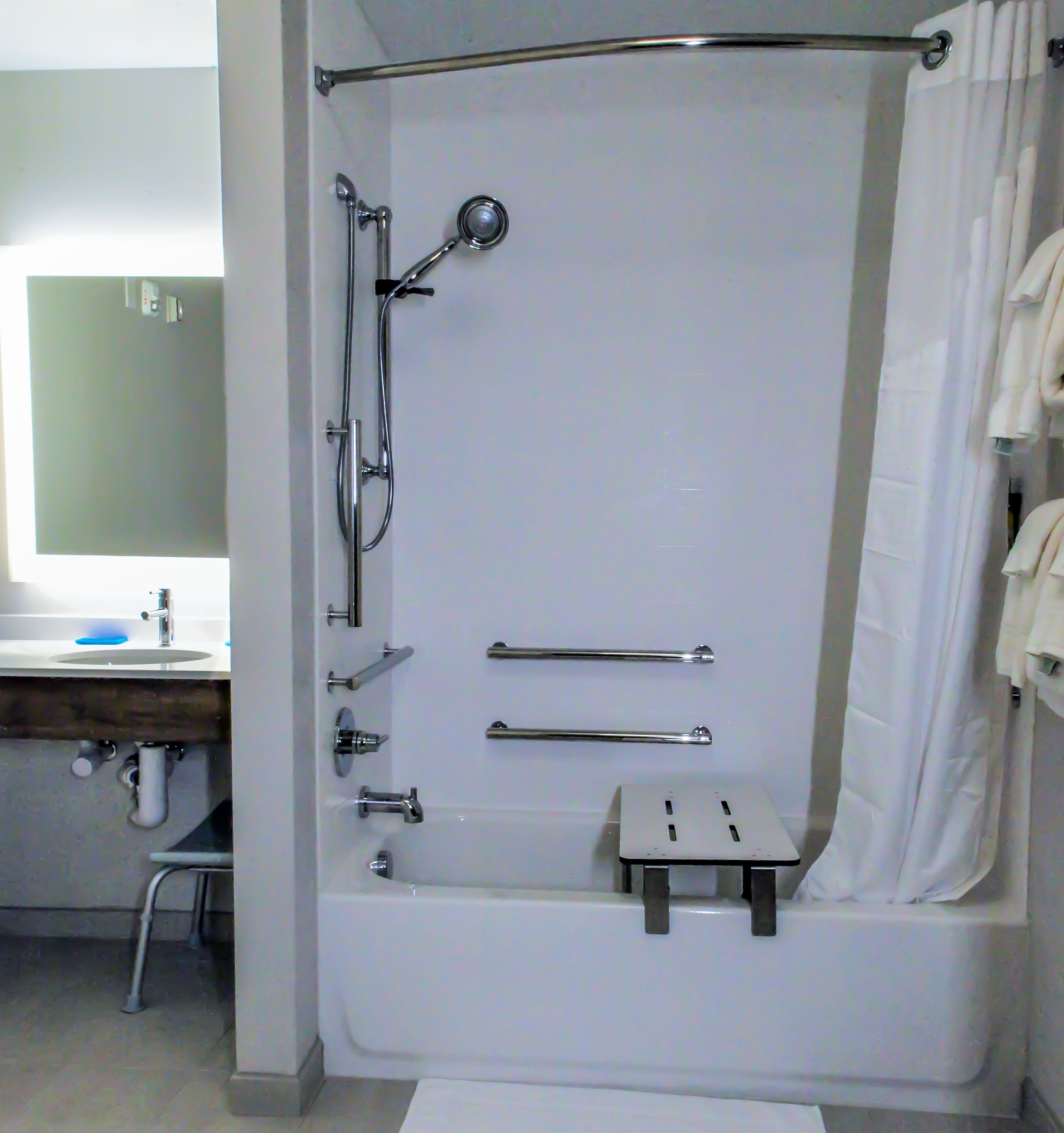 standard room, 1 king bed, accessible (accessible tub) | hypo-allergenic bedding, in-room safe, desk, blackout curtains