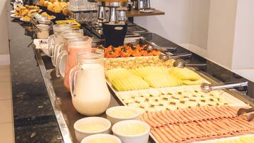 Buffet com diversos alimentos e bebidas.