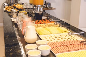 Un buffet proposant une variété de plats et de boissons.