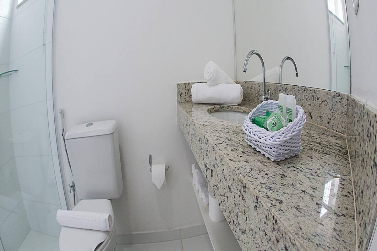 shower, free toiletries, towels