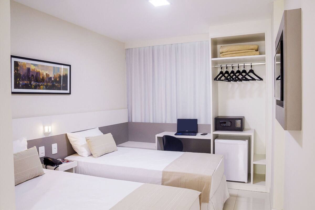 Minibar, coffres-forts dans les chambres, bureau
