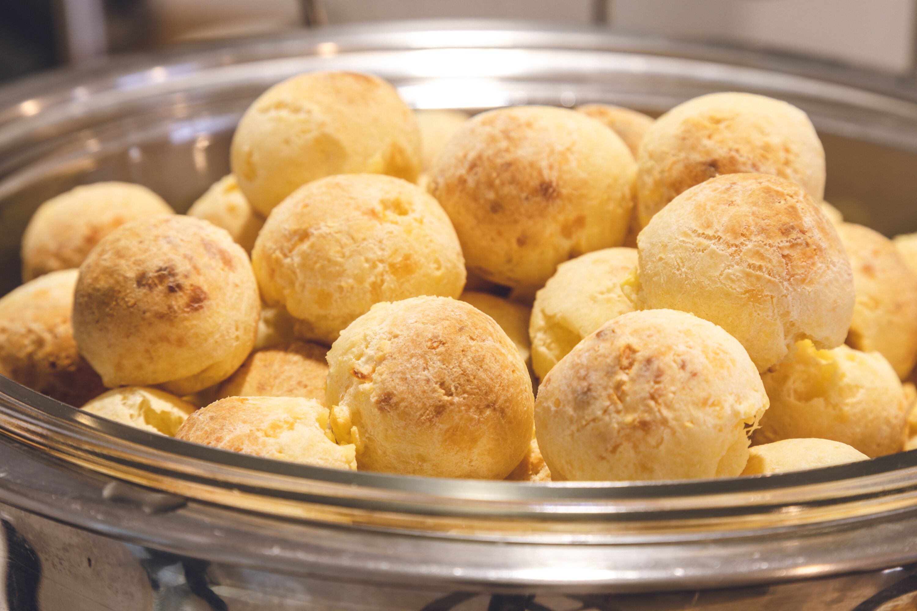 Een schaal met ronde, goudbruine gebakjes.