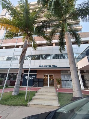 Un bâtiment moderne avec une enseigne indiquant « TRIP HOTEL UBA ».