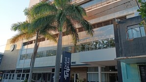 A modern hotel with a multi-story structure, large windows, and a prominent entrance with a red pathway. - Trip Hotel Ubá (Uba)
