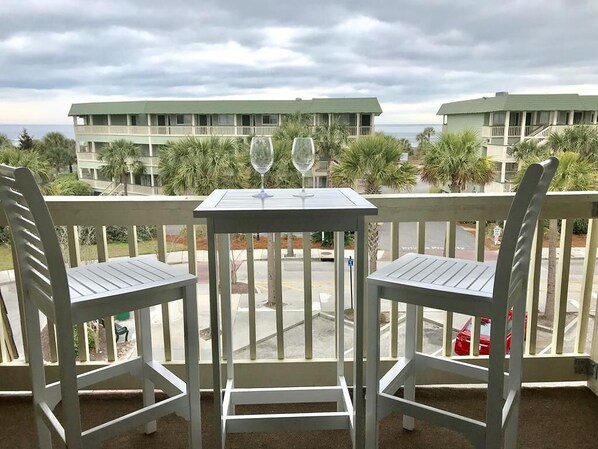 Outdoor dining - Charleston Charm - Coastal Decor, Pool & Pier Access, Across from beach! - 309C Oceanside (Isle of Palms)