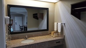 シャワー付き浴槽、深めの浴槽、バスアメニティ (無料)、タオル