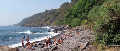 Una playa cerca, arena negra