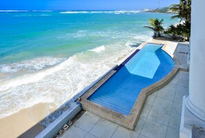 Hồ bơi ngoài trời, hồ bơi vô cực, ghế dài tắm nắng 