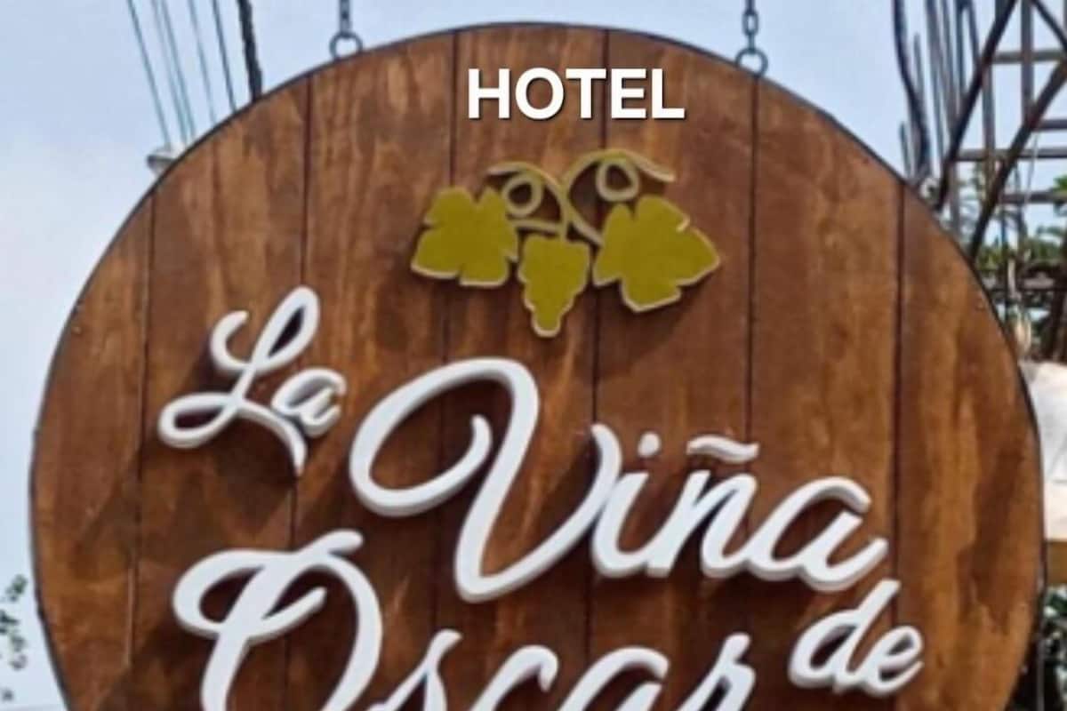 Un letrero de madera con el texto 