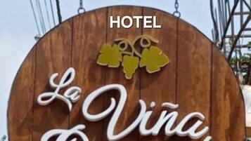 Premier Double Room, Private Bathroom, Garden View (Albilla) | Bathroom | Combined shower/tub, free toiletries, towels