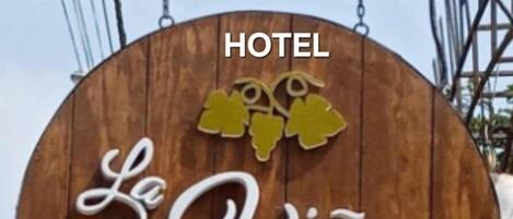 Premier Double Room, Private Bathroom, Garden View (Albilla) | Bathroom | Combined shower/tub, free toiletries, towels