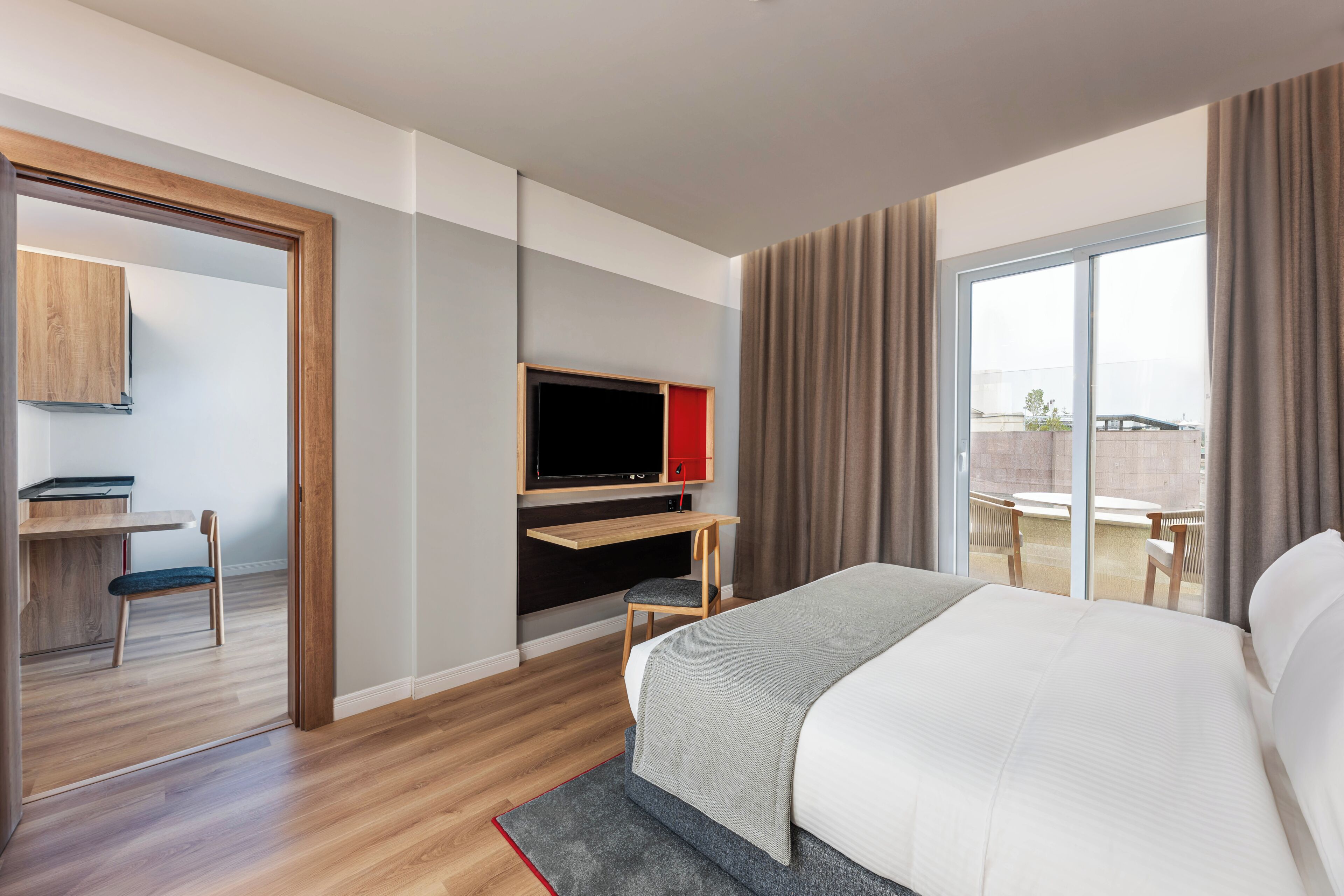 Executive Suite, 1 Double Bed | Hypo-allergenic bedding, in-room safe, desk, blackout drapes