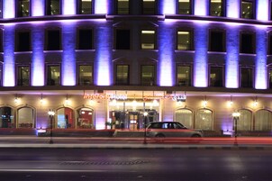 Voorkant accommodatie - avond/nacht