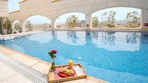 A swimming pool with a clear view of the cityscape in the background. - IntercityHotel Riyadh Malaz (Riyadh)