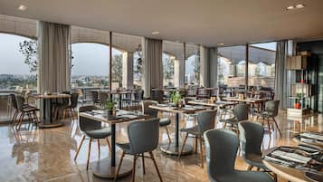 Melayani makan siang dan makan malam dengan sajian masakan lokal