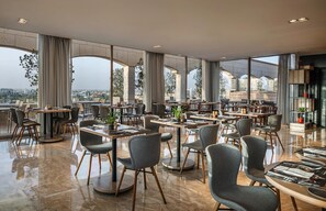 Déjeuner, dîner et brunch servis sur place, plats Cuisine locale 