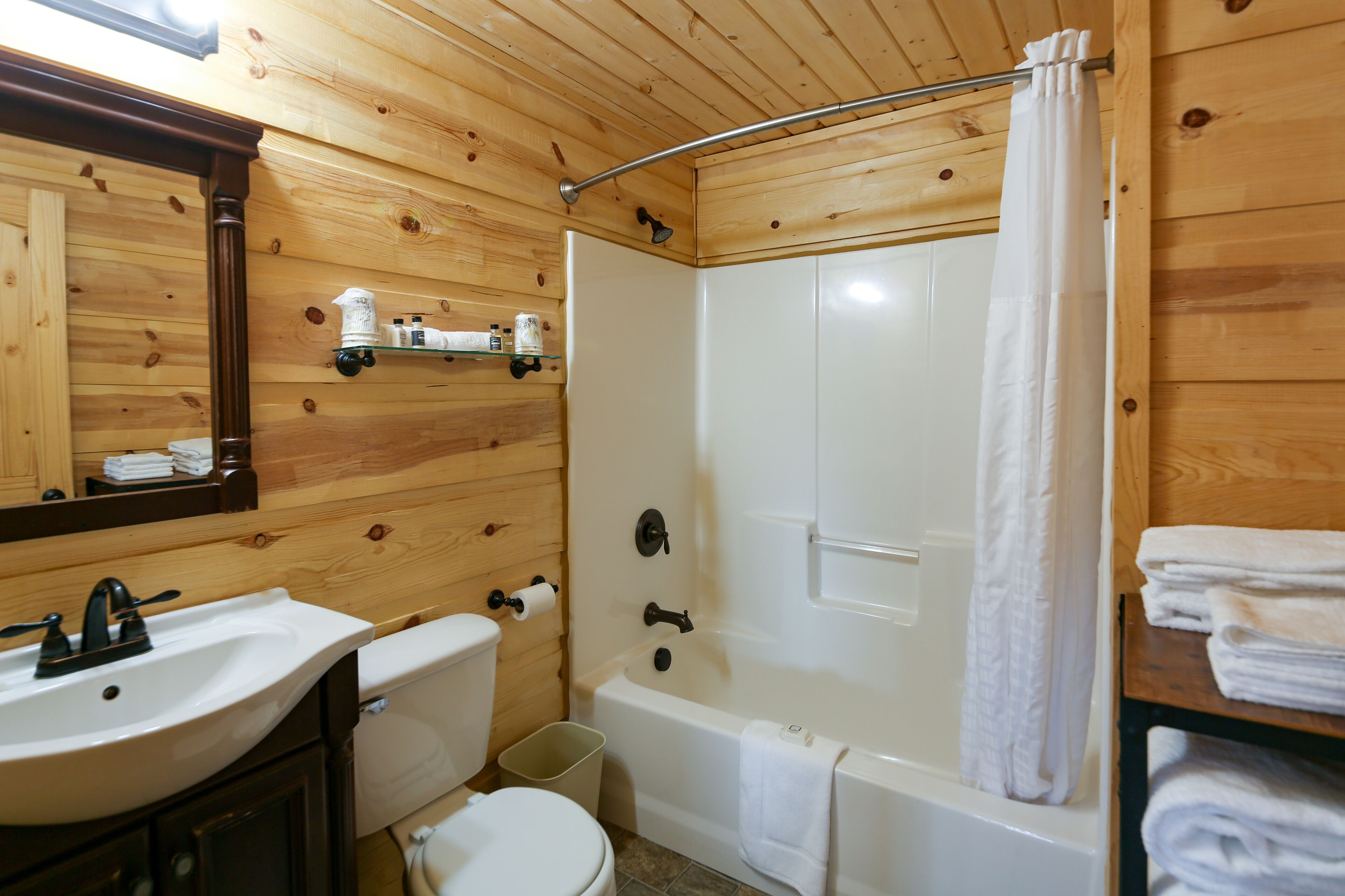 cabin, 2 bedrooms, mountain view, ground floor - no pets | bathroom | free toiletries, hair dryer, towels