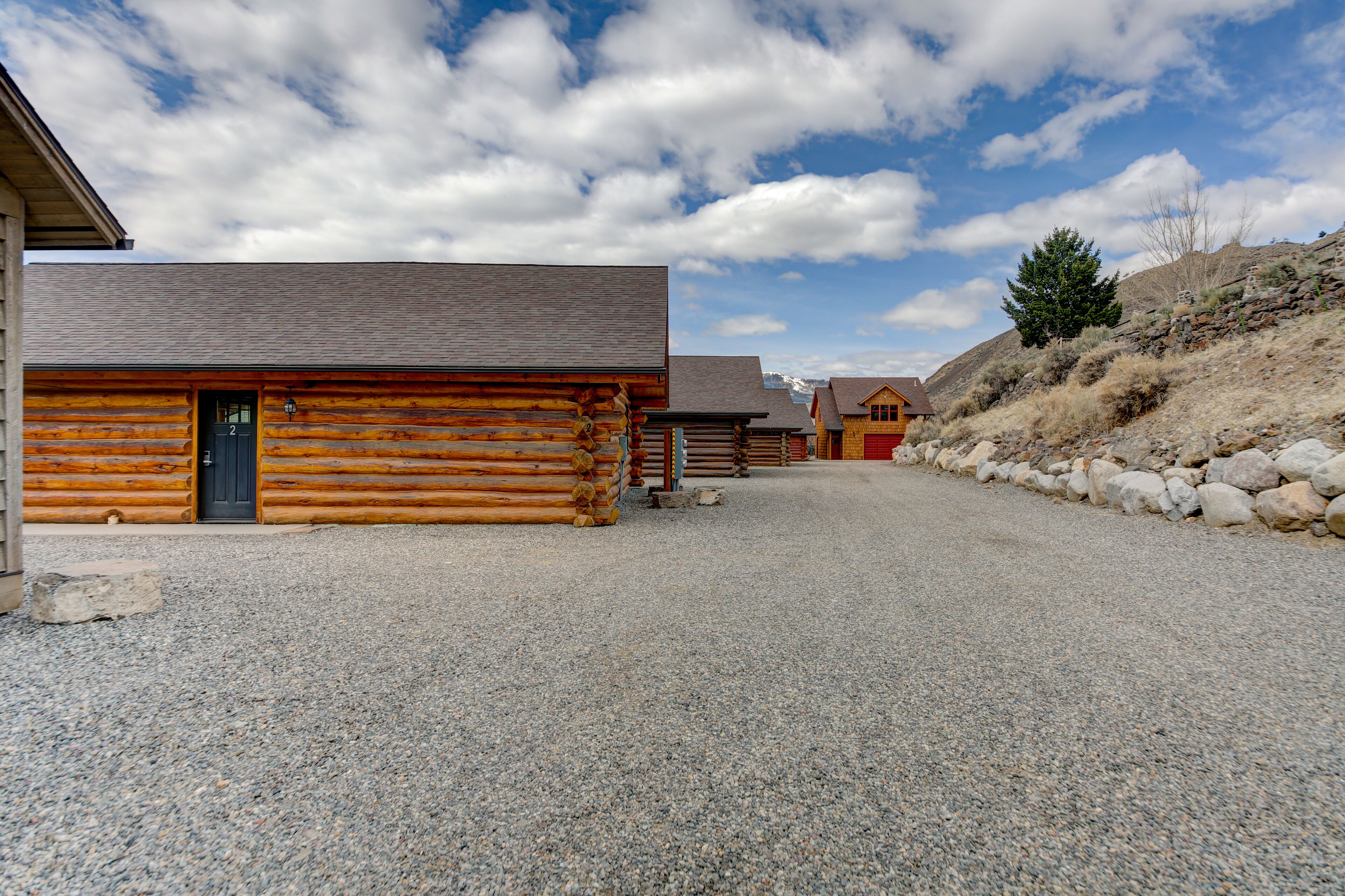 Cabin, 2 Bedrooms, Mountain View, Ground Floor - No Pets | Individually furnished, iron/ironing board, free WiFi, bed sheets