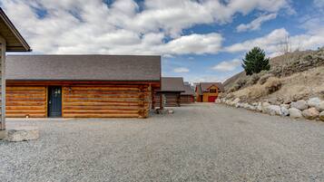 Cabin, 2 Bedrooms, Mountain View, Ground Floor - No Pets | Individually furnished, iron/ironing board, free WiFi, bed sheets