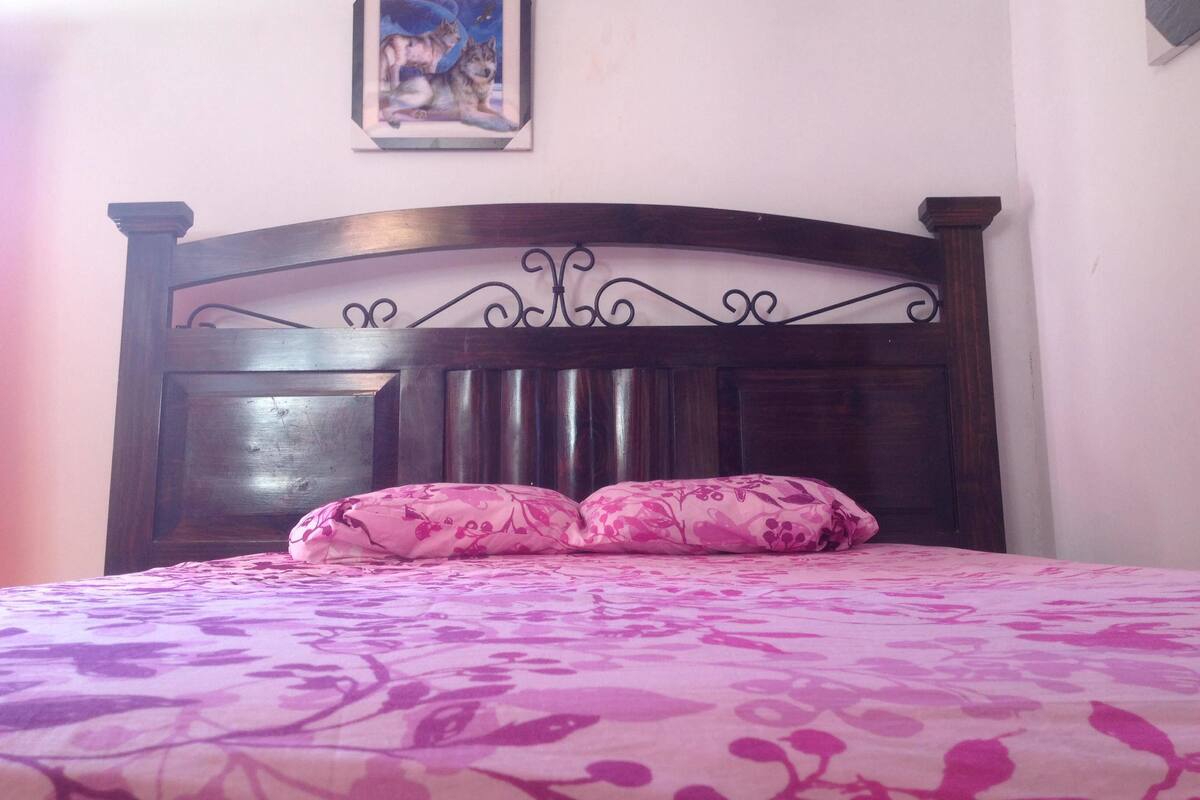 Minibar, wifi gratis y ropa de cama 
