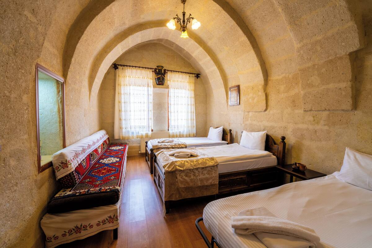 traditional suite, 2 bedrooms | 1 bedroom, premium bedding, minibar, soundproofing