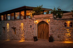 Un edificio de piedra con una puerta de madera y un letrero que dice 'Hotel Asgard Suites'.