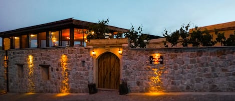 Fassade der Unterkunft – Abend/Nacht