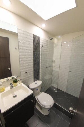 Double Room | Bathroom | Shower, free toiletries, hair dryer, towels - Terraza Hotel Bogota (Bogotá)