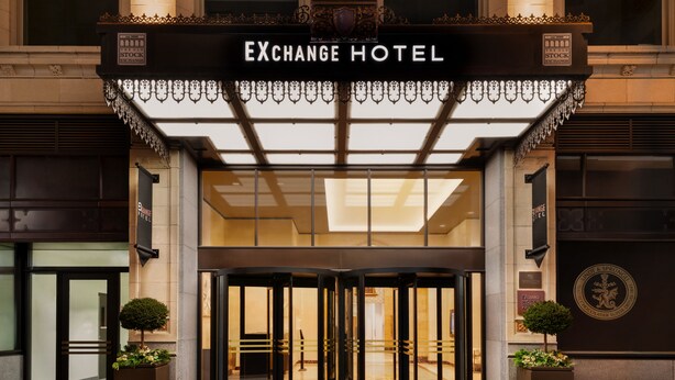 The entrance of the Exchange Hotel with a classic design, featuring a prominent entrance with double doors and a decorative canopy. - EXchange Hotel Vancouver (Vancouver)