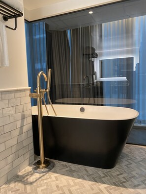 Urban Suite - Dividend Floor | Bathroom | Designer toiletries, hair dryer, bathrobes, slippers - EXchange Hotel Vancouver (Vancouver)