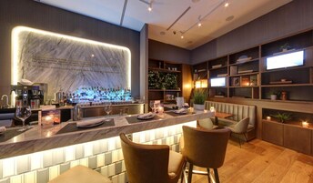 供应早餐、午餐和晚餐，地中海菜