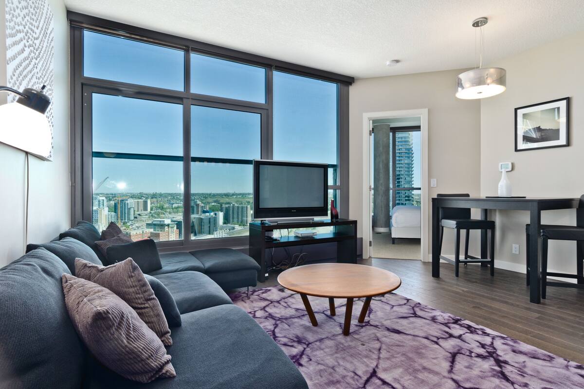 Suite, 1 Queen Bed | Living room | Flat-screen TV