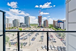 Classic Condo, 2 Bedrooms | 1 bedroom, iron/ironing board, free WiFi, wheelchair access - Suite Digs N3 (Calgary)