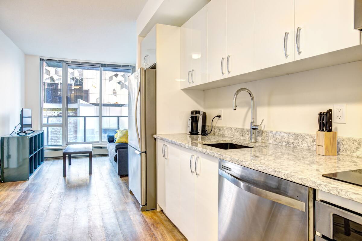 Suite, 1 Queen Bed | Coffee and/or coffee maker
